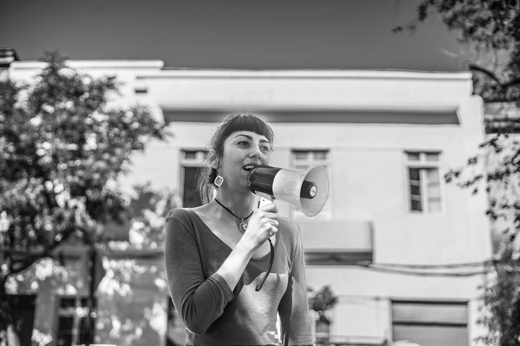 poeta chilena declamando poesía en las calles