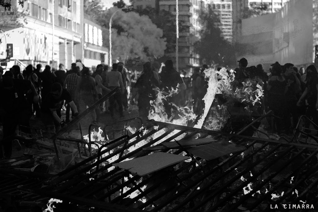 Poesía de Pedro Berton Campos  y fotografías de Anacronicapa, esto es la revolución de Chile 2019-2020