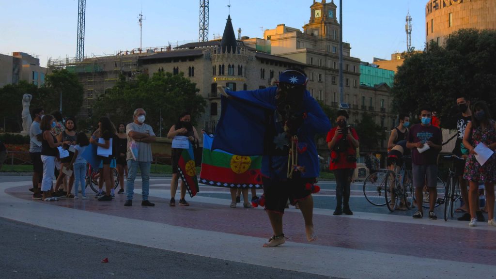 Comunero Mapuche haciendo ritual en concentración en plaza cataluña por presos políticos mapuches 