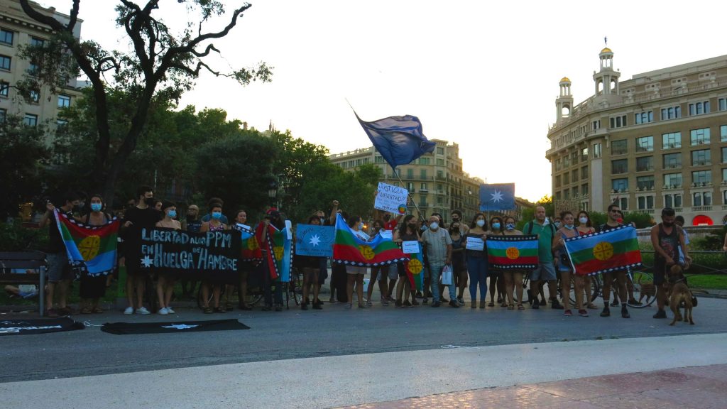 Participantes de la concentración en Plaza Cataluña por presos políticos Mapuches
