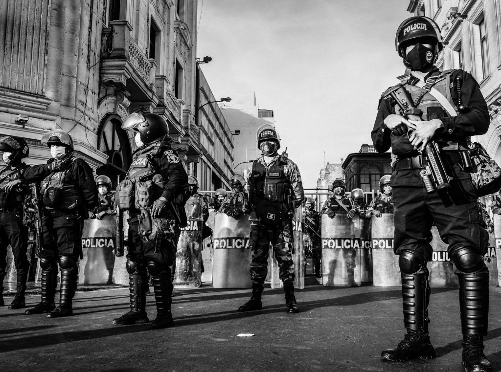 Policia de Perú frente al pueblo en las revueltas de Perú Despertó